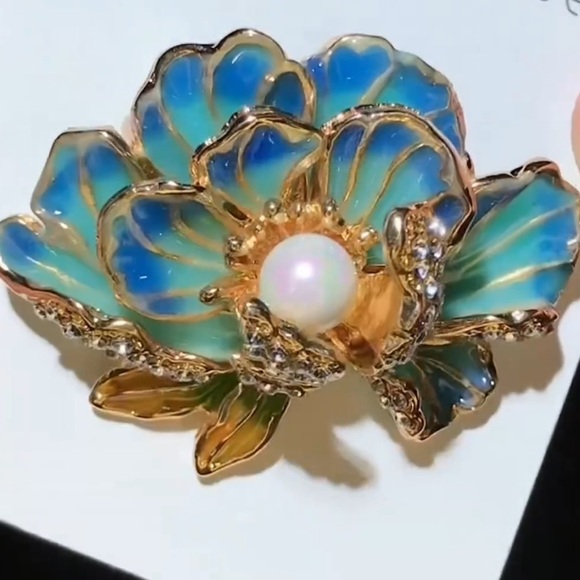 Blue Lotus Floral Pearl Brooch - Picture 7 of 7